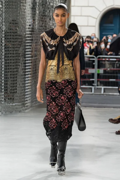 Look 19